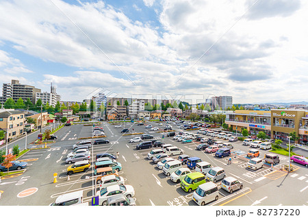 スーパーマーケットの広い駐車場と八王子市の住宅街 スーパーマーケットの広い駐車場と八王子市の住宅街 82737220