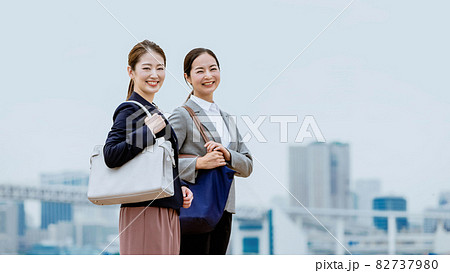 通勤する2人のキャリアウーマン(時差通勤・活躍) 通勤する2人のキャリアウーマン(時差通勤・活躍) 82737980
