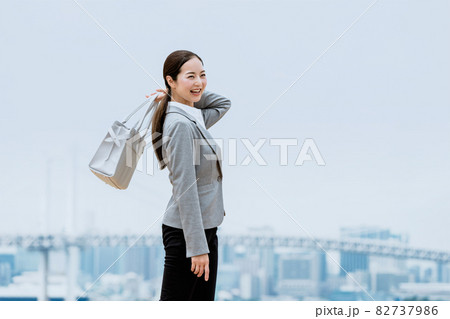通勤する女性(仕事・働く・活躍) 通勤する女性(仕事・働く・活躍) 82737986