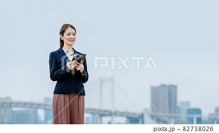 スマートフォンを持つ女性（活躍する女性のイメージ） 82738026