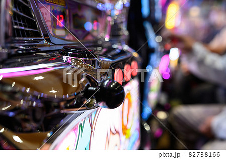 スロットマシンを遊技する人々 82738166