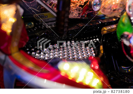 遊技機に溜ったパチンコ玉 82738180