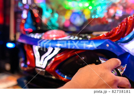 パチンコ台で遊技している手元 82738181