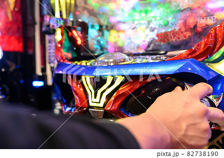 パチンコ台で遊技している手元 82738190