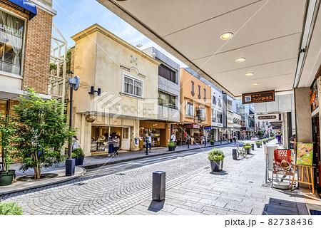 横浜の都市風景　横浜元町ショッピングストリート 82738436