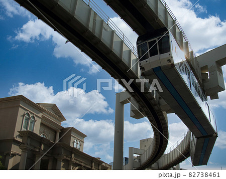 交差点を抜けてくる千葉都市モノレールの車輌 【千葉県千葉市登戸2丁目交差点にて】 交差点を抜けてくる千葉都市モノレールの車輌 【千葉県千葉市登戸2丁目交差点にて】 82738461