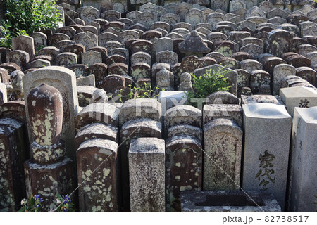 無縁仏の墓石を集めたお寺2 82738517