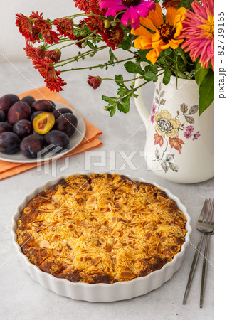 Plum cake with almond flakes Plum cake with almond flakes 82739165