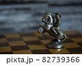 アンティークのナイトの駒 82739366