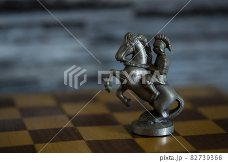 アンティークのナイトの駒 82739366