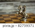 アンティークのナイトの駒 82739371