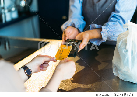 カフェでタッチ決済をする女性の手元(ボディーパーツ・クローズアップ) カフェでタッチ決済をする女性の手元(ボディーパーツ・クローズアップ) 82739778