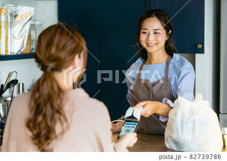 カフェ（飲食店）でバーコード決済をする女性 82739786