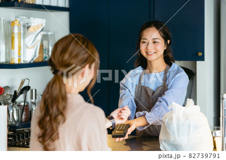 カフェ(飲食店)でスマートウォッチ決済をする女性 カフェ(飲食店)でスマートウォッチ決済をする女性 82739791