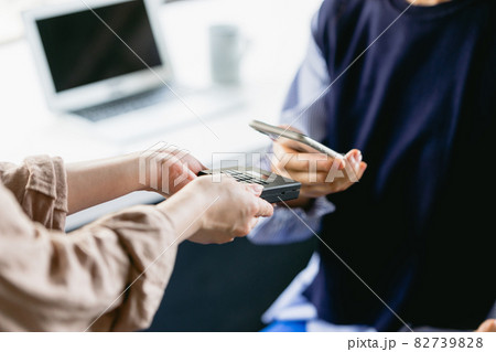 スマホ決済をする女性（手元・ボディパーツ・アップ） 82739828