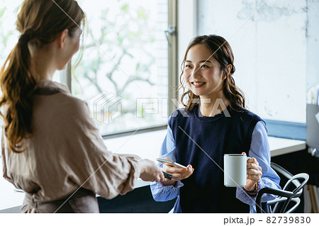 カフェ（コワーキングスペース）でスマホ決済をする女性 82739830