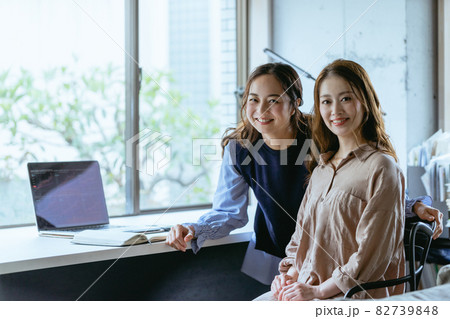 起業する2人の女性（スタートアップ・起業） 82739848