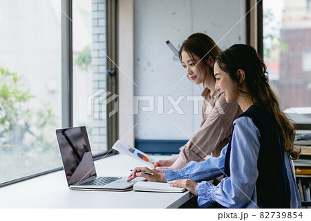 女性2人のオフィス(スタートアップ・起業) 女性2人のオフィス(スタートアップ・起業) 82739854