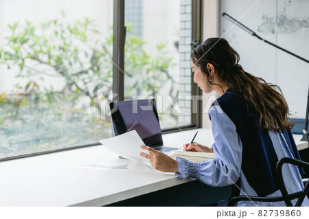 資料を手にして働く女性（自宅・テレワーク・オフィス） 82739860