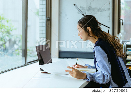 資料を手にして働く女性(自宅・テレワーク・オフィス) 資料を手にして働く女性(自宅・テレワーク・オフィス) 82739861