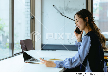 電話をする働く女性（自宅・テレワーク・オフィス） 82739867