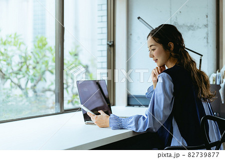 働く女性（自宅・テレワーク・オフィス） 82739877