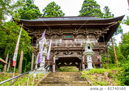 山形県寒河江市　国史跡本山慈恩寺の山門 82740160