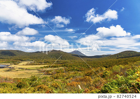 秋晴れの雄国沼と周辺の山並み 金沢峠からの風景 福島県北塩原村(喜多方市) 秋晴れの雄国沼と周辺の山並み 金沢峠からの風景 福島県北塩原村(喜多方市) 82740524