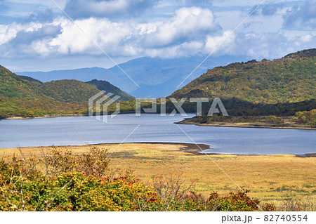 秋晴れの雄国沼と周辺の山並み 金沢峠からの風景 福島県北塩原村(喜多方市) 秋晴れの雄国沼と周辺の山並み 金沢峠からの風景 福島県北塩原村(喜多方市) 82740554