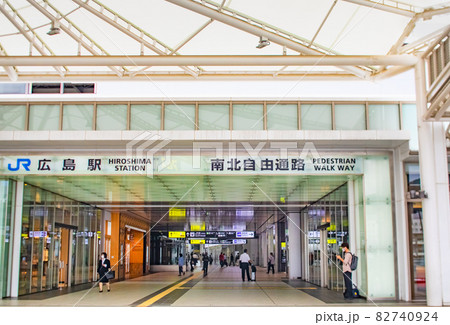 広島駅北口付近の風景です。南北連絡通路です。 広島駅北口付近の風景です。南北連絡通路です。 82740924
