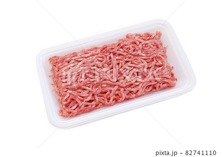 食品トレイ入り合い挽き肉【白背景】 82741110