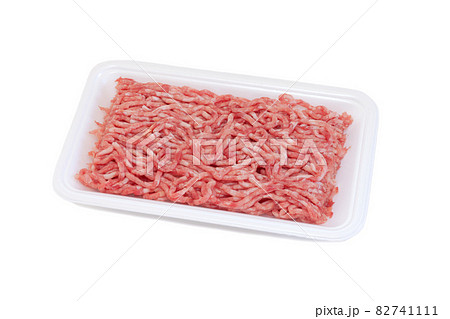 食品トレイ入り合い挽き肉【白背景】 食品トレイ入り合い挽き肉【白背景】 82741111