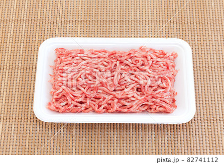食品トレイ入り合い挽き肉 82741112