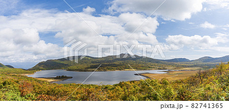 秋晴れの雄国沼と周辺の山並み 金沢峠からの風景 福島県北塩原村(喜多方市) 秋晴れの雄国沼と周辺の山並み 金沢峠からの風景 福島県北塩原村(喜多方市) 82741365