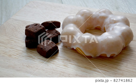 濃厚チョコレートクッキーとドーナツの写真 濃厚チョコレートクッキーとドーナツの写真 82741862