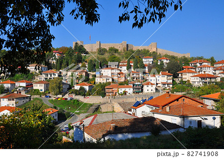 マケドニア　オフリド　聖母マリア教会から見渡す家並みとサミュエル城 82741908