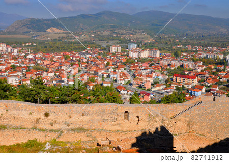 マケドニア　サミュエル城から見渡すオフリド湖とオフリドの家並み 82741912
