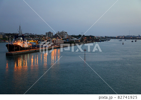 港町スエズの夜明けの港湾風景 82741925