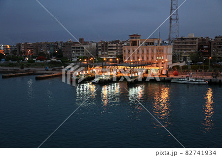 港町スエズの夜明け前の港湾風景 82741934