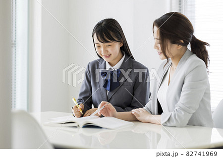 塾で個別指導を受ける女子学生 高校生 中学生 82741969