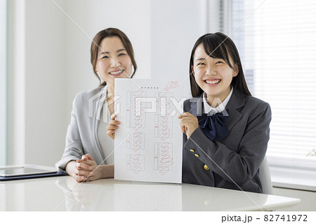 塾でテストの結果を喜ぶ女子学生 高校生 中学生 塾でテストの結果を喜ぶ女子学生 高校生 中学生 82741972
