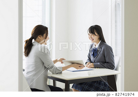 塾で面談をする女子学生 高校生 中学生 塾で面談をする女子学生 高校生 中学生 82741974