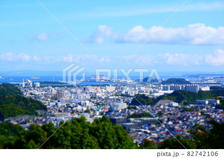 小高い丘から眺望する、町と海のミニチュア風の景色の写真素材 [82742106] - PIXTA