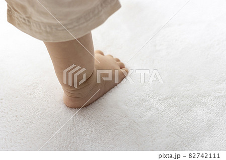 立ち上がった赤ちゃんの足(1歳2か月、女の子、日本人) 82742111