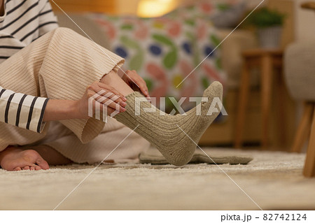 靴下を履く女性 冷え性 82742124
