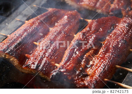 うなぎを焼く 82742175