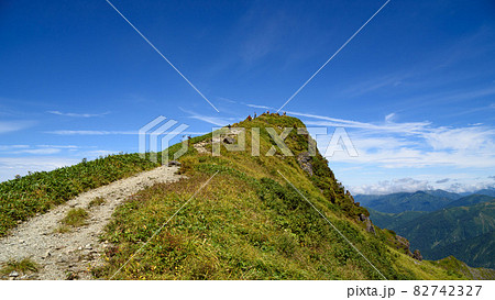 快晴の空と秋の谷川岳トマの耳 快晴の空と秋の谷川岳トマの耳 82742327