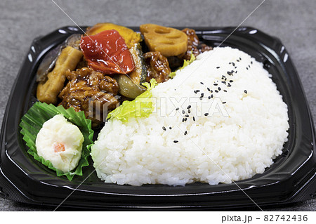 美味しい鶏唐揚と野菜の黒酢和え弁当 美味しい鶏唐揚と野菜の黒酢和え弁当 82742436