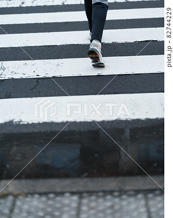 横断歩道を渡り始めた人の後ろ足 横断歩道を渡り始めた人の後ろ足 82744229