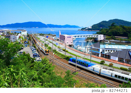 様々な近鉄特急が行き交う鳥羽市の風景 82744271